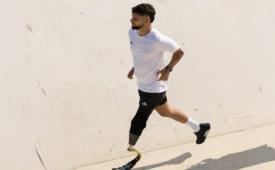 Promosi Adidas yang menampilkan eks tentara IDF Shalev Biton .