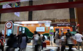 Pengunjung beraktivitas di area booth wondr by BNI dalam penyelenggaraan IdeaFest 2026 di Jakarta International Convention Center (JICC), Senayan, Jakarta, Jumat (4/9/2026). 