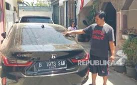 Kendaraan warga di Kelurahan Leuwigajah, Kecamatan Cimahi Selatan, Kota Cimahi, Jawa Barat, Ahad (6/9/2026), dipenuhi debu diduga abu vulkanik dari erupsi Gunung Anak Krakatau.