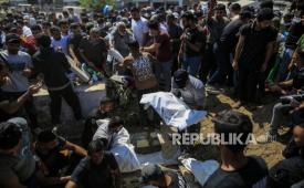 Warga Palestina menghadiri pemakaman massal bagi 100 orang korban kekejaman Israel, termasuk puluhan anak-anak, di kawasan Al-Zaytun (Zeitoun), Kota Gaza, Jalur Gaza, pada 6 September 2026.