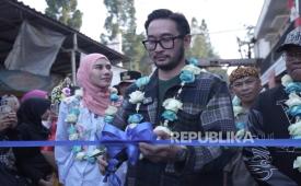Bupati Bandung Barat, Jeje Ritchie Ismail didampingi Ketua TP PKK Bandung Barat, Syahnaz Sadiqah meninjaul Ruas Jalan Cilumber-Cikole, Lembang. 