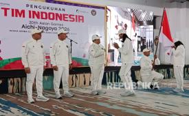 Dari kiri ke kanan: Chef de Mission (CdM) Tim Indonesia untuk Asian Games 2026 Todotua Pasaribu, Ketua Komite Olimpiade Indonesia/NOC Indonesia Raja Sapta Oktohari, dan Menpora RI Erick Thohir dalam acara pengukuhan Tim Indonesia untuk Asian Games 2026 di Gedung Serbaguna Senayan, Jakarta, Rabu (9/9/2026). 