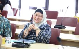 Anggota DPRD Jawa Barat Tina Wiryawati mendorong Dinas Kesehatan (Dinkes) Jabar memperkuat edukasi kepada masyarakat dalam menghadapi potensi paparan abu vulkanik.