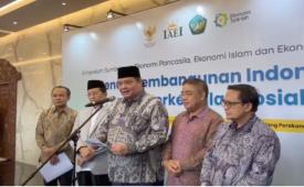 Menteri Koordinator Bidang Perekonomian Airlangga Hartarto dalam Simposium Sumbangan Ekonomi Pancasila, Ekonomi Islam, dan Ekonomi Konvensional di Jakarta, Selasa (8/9/2026).