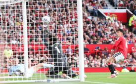 Penyerang Manchester City Erling Haaland (kiri) menjebol gawang Manchester United dalam pertandingan Liga Primer Inggris di Old Trafford, Manchester, Inggris, Ahad (13/9/2026).