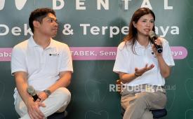 Dokter gigi Melissa Delania Sp.Pros sekaligus Vice President of Medical Affairs SATU Dental Group (kanan) dan CEO SATU Dental Group, Satria Situmorang (kiri) saat Media Clinic Visit & Luncheon di SATU Dental Aesthetic Kemang, Jakarta, pada Selasa (15/9/2026).
