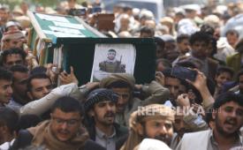 Para pelayat mengusung peti jenazah seorang pejuang Houthi yang tewas dalam pertempuran baru-baru ini saat prosesi pemakaman di Sana