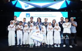 Niharika Yadav, Presiden Direktur AXA Financial Indonesia, Bukit Rahardjo, Presiden Direktur AXA Syariah Life Insurance, dan jajaran manajemen AXA Sharia Life Insurance berfoto bersama anak-anak dan pengurus dari Yayasan Bina Bangsa Berdikari dalam acara tasyakuran dan peresmian PT AXA Sharia Life Insurance.