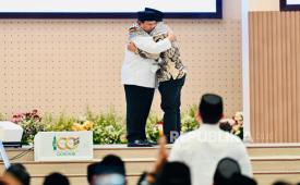 Presiden RI Prabowo Subianto memeluk Dubes Palestina untuk RI Abdalfatah AK Alsattari saat menghadiri Resepsi Kesyukuran 100 Tahun Pondok Modern Darussalam Gontor (PMDG) di Kabupaten Ponorogo, Jawa Timur, Sabtu (19/9/2026).