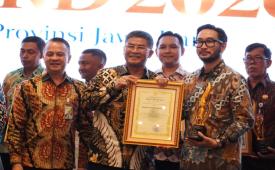 Bupati Bandung Barat Jeje Ritchie Ismail hadir langsung menerima penghargaan Jaminan Sosial Ketenagakerjaan (Jamsostek Award) Tingkat Provinsi Jawa Barat Tahun 2026 yang diserahkan Wakil Gubernur Jawa Barat, Erwan Setiawan di Mason Pine Hotel, Kota Baru Parahyangan.