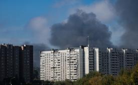 Asap membubung di belakang sebuah gedung bertingkat menyusul laporan serangan pesawat nirawak Ukraina di Dzerzhinsky, wilayah Moskow, Rusia, pada 20 September 2026.