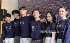 Para pemain film 5cm: Revolusi Hati saat jumpa pers di Jakarta pada Selasa (22/9/2026).