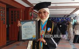Dwi Rizky Nurjanah meraih predikat wisudawan terbaik Cyber University. Menariknya, sebelum resmi mengenakan toga, lulusan Sistem Informasi itu sudah diterima bekerja sebagai Associate Product Manager.