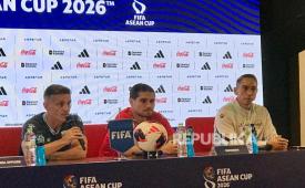 Pelatih timnas Indonesia John Herdman (kiri).