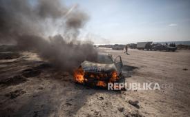 Asap membubung dari sebuah kendaraan yang terbakar setelah terkena serangan udara Israel di sebelah selatan Kota Gaza, Jalur Gaza, pada 24 September 2026. Menurut Kementerian Kesehatan Palestina di Gaza, setidaknya satu orang tewas dan tiga lainnya terluka akibat serangan terhadap mobil tersebut. 