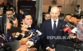 Sekretaris Jenderal FIFA Mattias Grafstrom (kanan) dan Ketua Umum PSSI Erick Thohir.