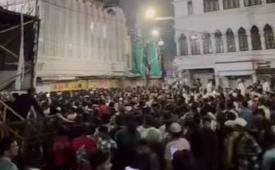 Warga Muslim India berkumpul untuk mencegah pembongkaran Masjid Shahi Ujjain di Madhya Pradesh sejak Ahad (27/9/2026).
