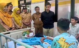 Wapres Gibran Rakabuming Raka mengunjungi korban keracunan makanan program Makan Bergizi Gratis (MBG) di Kabupaten Batang, Jawa Tengah, Senin (28/09/2026)