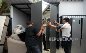 Petugas memindahkan perabotan dari bangunan ilegal di Lapas Kelas IIA Cibinong, Bogor, sebelum dibongkar pada Rabu (30/9/2026).