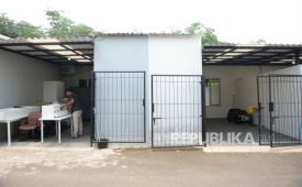Petugas memindahkan perabotan dari bangunan ilegal di Lapas Kelas IIA Cibinong, Bogor, sebelum dibongkar pada Rabu (30/9/2026).
