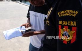 Petugas Bea Cukai Entikong bersama BAIS TNI, Satgas Pamtas TNI-AD Yonarmed 19/Bogani, dan SGI mengamankan barang yang diduga berasal dari Malaysia dalam patroli gabungan di jalur tidak resmi Sektor Kanan PLBN Entikong, Kecamatan Entikong, pada Kamis (10/9).