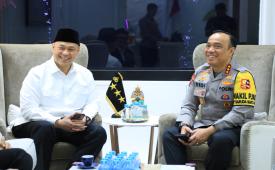 Wakapolri Komjen Pol Prof Dr Dedi Prasetyo bersama Pendiri ESQ Prof Dr (HC) Ary Ginanjar Agustian di Mabes Polri, Jakarta, Rabu (30/9/2026). 