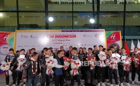 Menpora bersama kontingn Indonesia dari cabang olahraga bulu tangkis dalam acara penyambutan di Bandara Soekarno Hatta, Rabu (30/9/2026) malam. Bulu tangkis menyumbang dua emas, satu perak, dan tiga perunggu di Asian Games 2026.