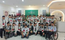 Pengurus Besar Nahdlatul Ulama (PBNU) periode 2026-2031 mengenakan syal bermotif bendera Palestina saat pengumuman struktur kepengurusan baru PBNU di Kantor PBNU, Rabu (30/9/2026) malam.