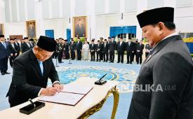 Presiden RI Prabowo Subianto melantik Muhammad Sarmuji menjadi Menperin di Istana Negara, Jakarta Pusat, Kamis (1/10/2026).