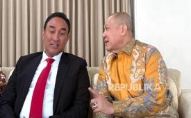 Dr Serian Wijatno berpose dengan Komjen Pol Suyudi Ario Seto. Suyudi ditunjuk sebagai Kapolri menggantikan Jenderal Pol Listyo Sigit Prabowo. 