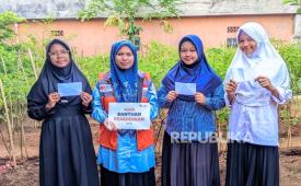 Rumah Zakat menyalurkan bantuan biaya tunggakan sekolah kepada 8 pelajar dari keluarga prasejahtera di Cilegon.
