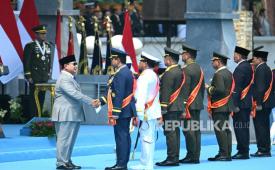 Presiden RI Prabowo Subianto menjadi inspektur upacara HUT ke-81 TNI di Mabes TNI, Cilangkap, Jakarta Timur, Senin (5/10/2026).