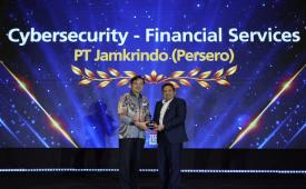 Direktur Operasional dan Jaringan PT Jamkrindo Sigit Tjahjo Prabowo (kanan) saat menerima penghargaan Cybersecurity kategori Financial Services di ajang The Indonesia Technology Excellence Awards 2026.