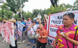 Para karyawan Club de Arjuna menyampaikan aspirasi di Balai Kota DKI Jakarta terkait akses menuju tempat kerja mereka yang masih tertutup.