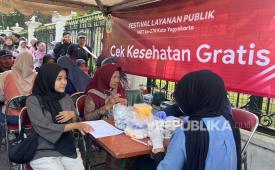 Suasana masyarakat saat memanfaatkan berbagai layanan publik yang dihadirkan di kawasan Titik Nol Kilometer Yogyakarta dalam rangka memeriahkan HUT ke-270 Kota Yogyakarta, Ahad (11/10/2026).