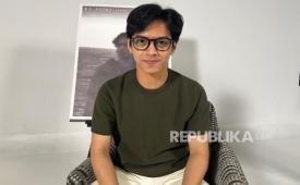 Penyanyi sekaligus aktor El Putra Sarira saat media gathering promosi lagu debutnya berjudul Memoria di kantor Trinity Optima Production, Jakarta, Jumat (9/10/2026).