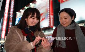 Menonton mikrodrama AI China (ilustrasi). Produksi mikrodrama di China dilaporkan melonjak tajam pada awal 2026. Sekitar 128 ribu mikrodrama dirilis sepanjang kuartal pertama 2026, hampir empat kali lipat dibandingkan periode yang sama tahun sebelumnya.
