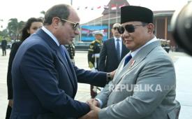 Presiden RI Prabowo Subianto mengantar kepulangan Presiden Mesir Abdel Fattah El-Sisi di Base Ops Lanud Halim Perdanakusuma, Jakarta Timur, Ahad (11/10/2026).