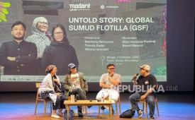 Dua jurnalis Republika, Bambang Noroyono (kedua dari kiri) dan Thoudy Badai (ketiga dari kiri) dalam sesi Madani Talks bertajuk Untold Story: Global Sumud Flotilla di ajang Madani International Film Festival, yang diselenggarakan di Teater Wahyu Sihombing, Jakarta, pada Ahad (11/10/2026).