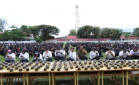 Ribuan warga mengikuti kegiatan minum kopi khop bersama di Lapangan Teuku Umar, Meulaboh, Aceh Barat, Ahad (11/10/2026), yang mencatatkan rekor MURI.