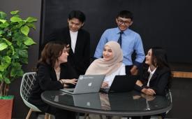 Catatan Bank Indonesia yang menunjukkan tren pertumbuhan konsisten pada transaksi ekonomi dan keuangan digital menjadi bukti nyata betapa masifnya pergeseran perilaku masyarakat. 