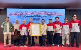 JNE meresmikan sertifikasi halal layanan logistik di kantor pusat perusahaan, Jakarta Barat, sebagai dasar penerapan standar halal dalam proses pengiriman barang.