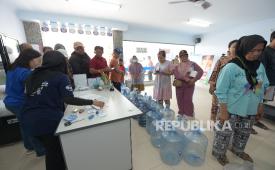 Gerai isi ulang DAM Biru di Kota Surabaya, Jawa Timur.