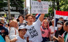 Warga Thailand berunjuk rasa memprotes masifnya kehadiran turis Israel di Bangkok, Oktober 2026.