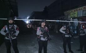 Aparat kepolisian berjaga-jaga di lokasi kejadian ledakan di Pasar Cimanggis, Ciputat, Tangerang Selatan, Rabu (14/10/2026).