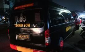 Aparat kepolisian berjaga-jaga di lokasi kejadian ledakan di Pasar Cimanggis, Ciputat, Tangerang Selatan, Rabu (14/10/2026).
