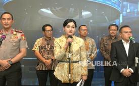 Ketua Dewan Komisioner OJK Friderica Widyasari Dewi didampingi Wakil Ketua DPR RI Sufmi Dasco Ahmad dan Kapolri Jenderal Suyudi Ario Seto di Gedung BEI, SCBD, Jakarta Selatan, Jumat (16/10/2026).