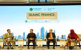 Wakil Direktur Utama Bank BSN Arga M Nugraha (kiri) membahas peluang keuangan syariah dalam pembiayaan pembangunan berkelanjutan pada forum internasional di Bangkok, Thailand.