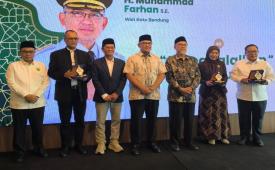 Ketua Umum PP Persis KH Jeje Zaenudin bersama Wali Kota Bandung Muhammad Farhan dalam acara Persis Halal Forum di Kantor PP Persis, Jalan Perintis Kemerdekaan, Kota Bandung, Ahad (18/10/2026).
