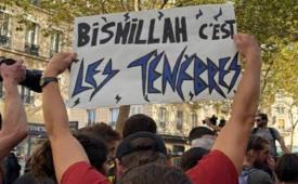 Pengunjuk rasa membawa plakat bertuliskan basmalah dalam aksi di Paris, Prancis.